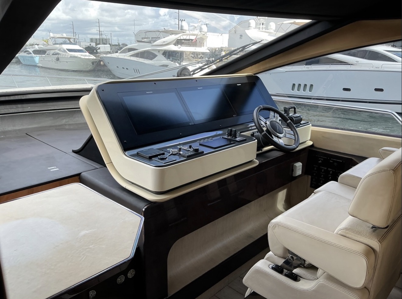Azimut Grande 25 flybridge helm